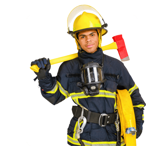 El bombero está parado sosteniendo el equipo