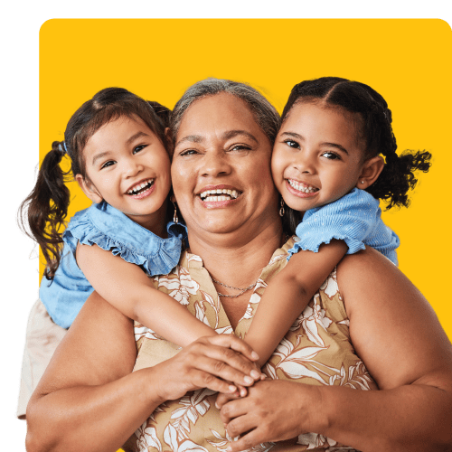 La abuela es abrazada por sus dos nietas